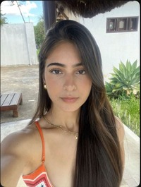 Foto de Maria Silva, cliente satisfeita que usou chás medicinais para TPM